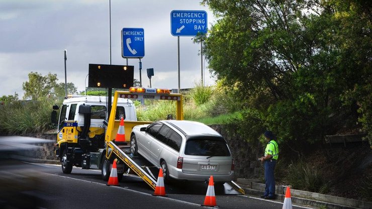 Victoria drivers will soon need to slow to 40km/h when passing stationary vehicles with flashing lights.